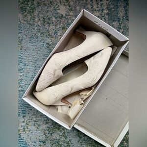 Vintage NOS Corsina embroidered fabric bridal wedding evening pumps, size 9.5M